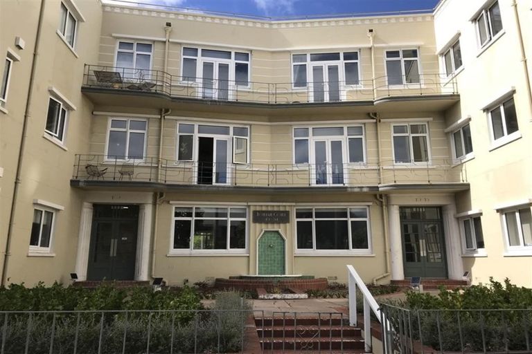 Photo of property in Fountain Court, 5/48 Oriental Parade, Oriental Bay, Wellington, 6011