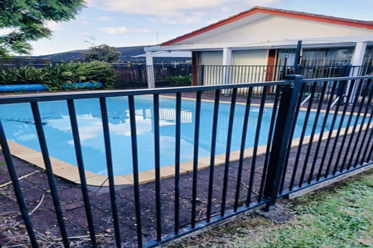 Photo of property in 22 Hedge Row, Sunnyhills, Auckland, 2010