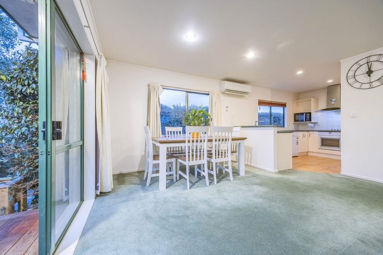 Photo of property in 14 Swanson Oaks, Swanson, Auckland, 0612