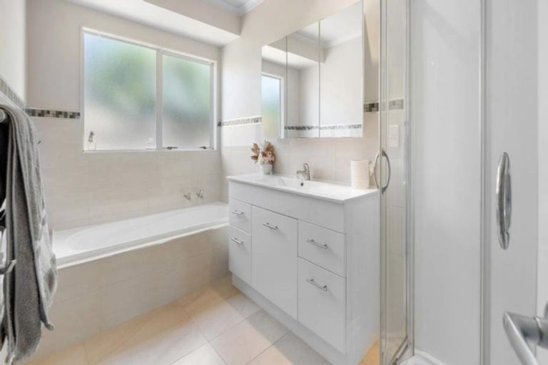 Photo of property in 18 Amberwood Drive, Northpark, Auckland, 2013