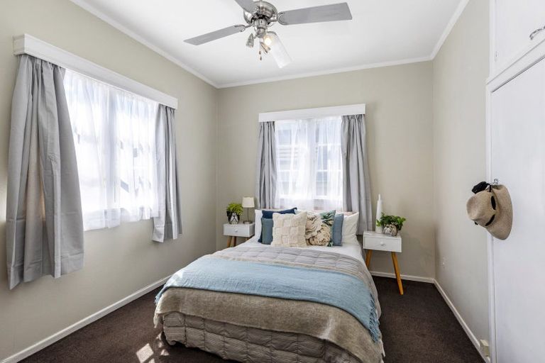 Photo of property in 32 Dignan Street, Point Chevalier, Auckland, 1022