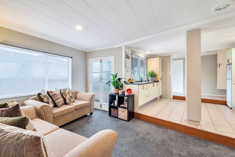 Photo of property in 1/133 Carlisle Road, Northcross, Auckland, 0632