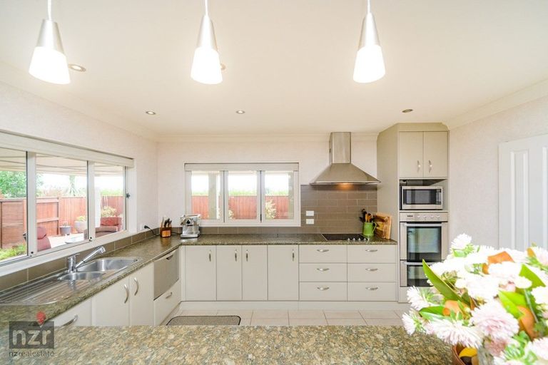 Photo of property in 3 Ron Place, Fitzherbert, Palmerston North, 4410