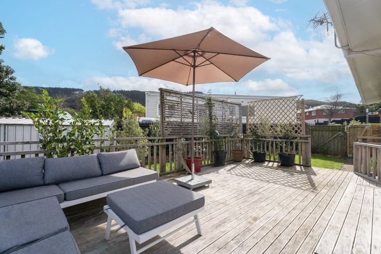 Photo of property in 32 Davidson Crescent, Tawa, Wellington, 5028