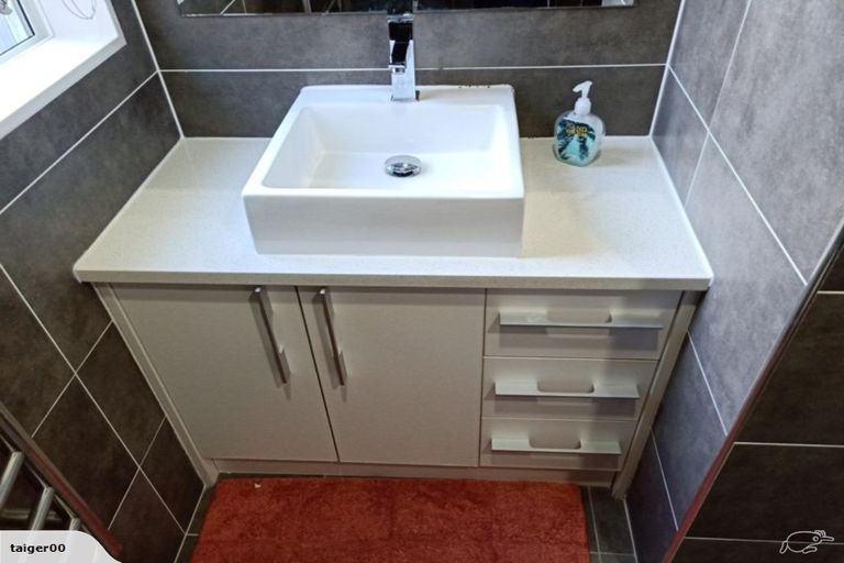 Photo of property in 8 Stubbs Place, Fairview Heights, Auckland, 0632