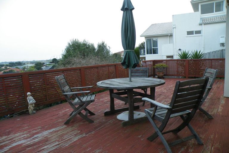 Photo of property in 6 Cricklade Terrace, Windsor Park, Auckland, 0632