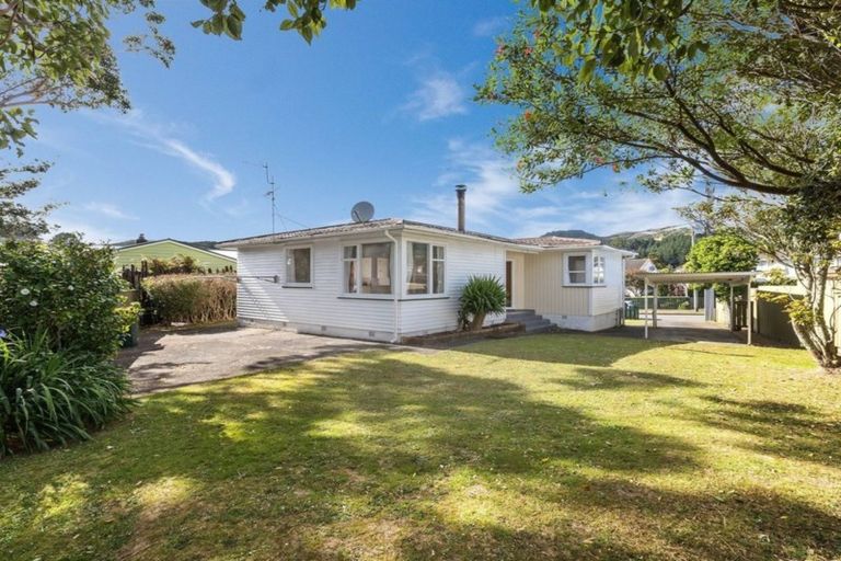 Photo of property in 3 Swansea Street, Cannons Creek, Porirua, 5024