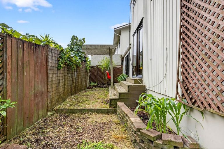 Photo of property in 2/39 Brunton Place, Glenfield, Auckland, 0629