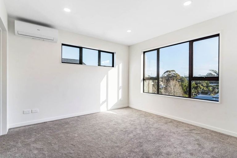 Photo of property in 40c Cyclarama Crescent, Massey, Auckland, 0614