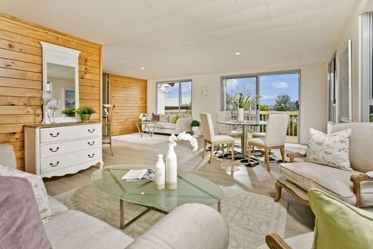 Photo of property in 9 Jumento Place, Unsworth Heights, Auckland, 0632