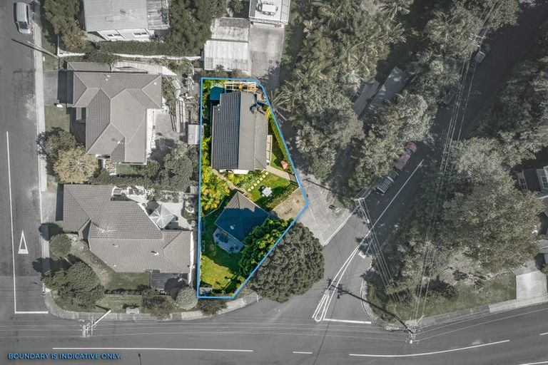 Photo of property in 1/2 Heathcote Road, Castor Bay, Auckland, 0620