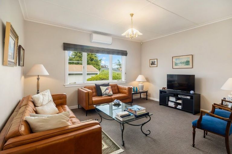 Photo of property in 24 Buscomb Avenue, Henderson, Auckland, 0610