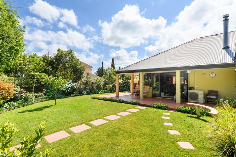 Photo of property in 11 La Lena Grove, Fitzherbert, Palmerston North, 4410