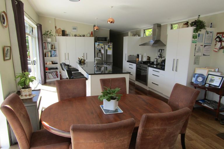 Photo of property in Apple Bnb, 3 Kaipatiki Rise, Haruru, 0204