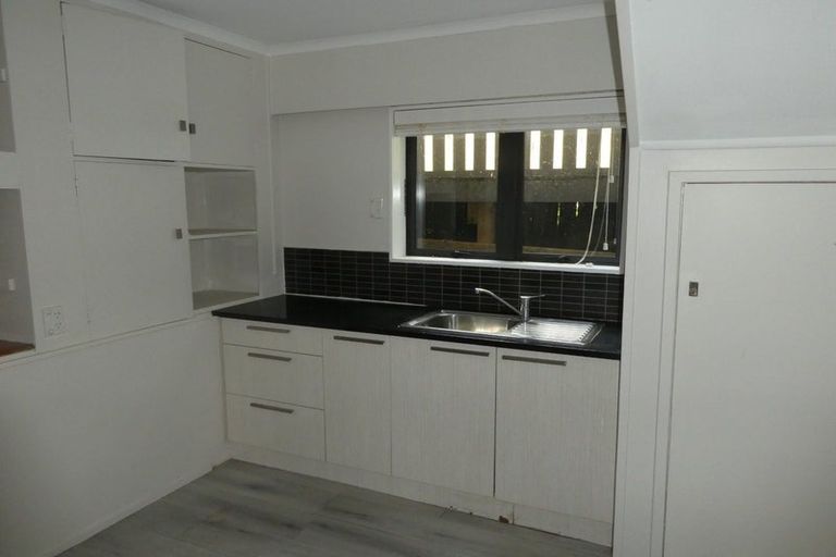 Photo of property in 81 Hobsonville Road, West Harbour, Auckland, 0618