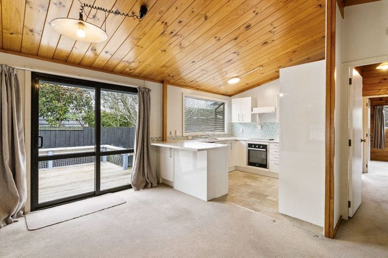 Photo of property in 2/19 Kiwi Road, Point Chevalier, Auckland, 1022