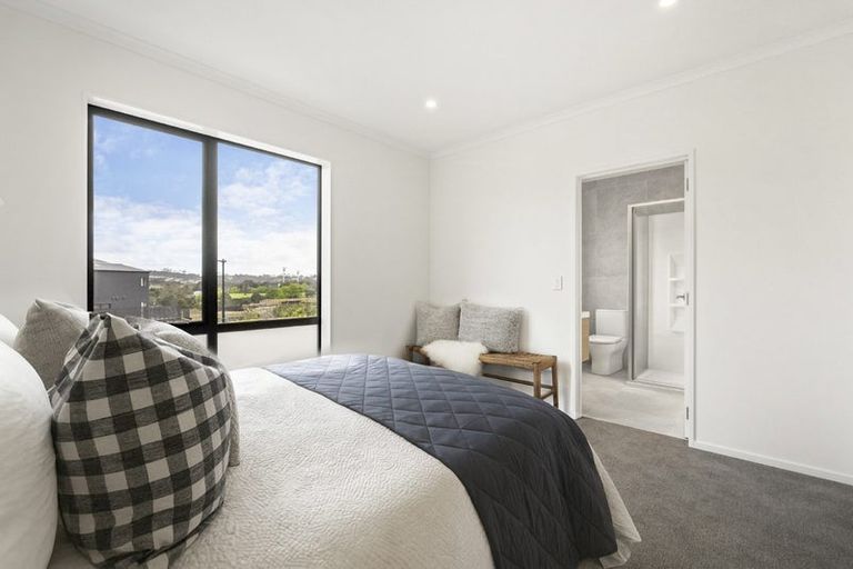 Photo of property in 24 Te Aniwaniwa Terrace, Albany, Auckland, 0632