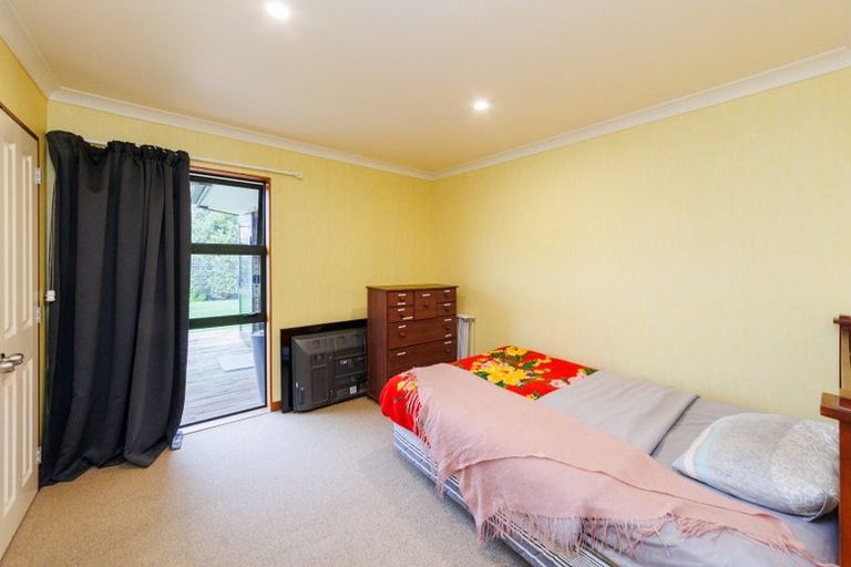 Photo of property in 2 Fernlea Avenue, Kelvin Grove, Palmerston North, 4414