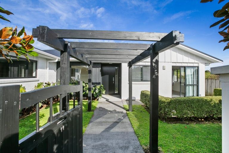Photo of property in 11 Heta Road, Highlands Park, New Plymouth, 4312