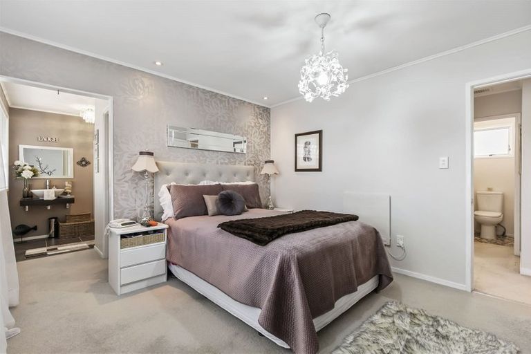 Photo of property in 1/57 Sunset Road, Totara Vale, Auckland, 0629