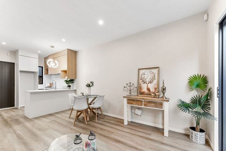 Photo of property in 15 Don Oliver Lane, Glen Eden, 0602