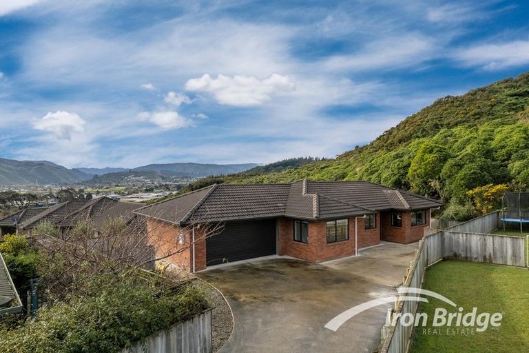 Photo of property in 11 Beaufort Close, Kingsley Heights, Upper Hutt, 5018