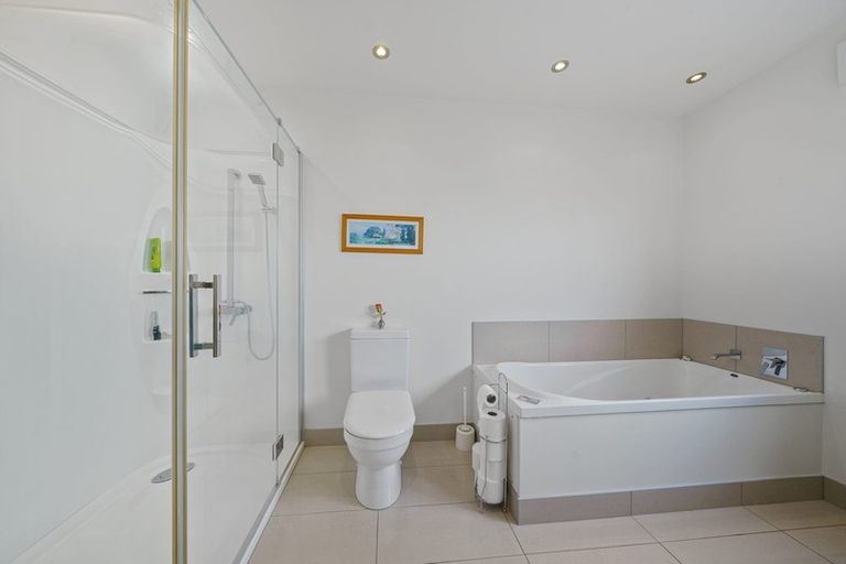 Photo of property in 8 Marina View, Paremata, Porirua, 5026