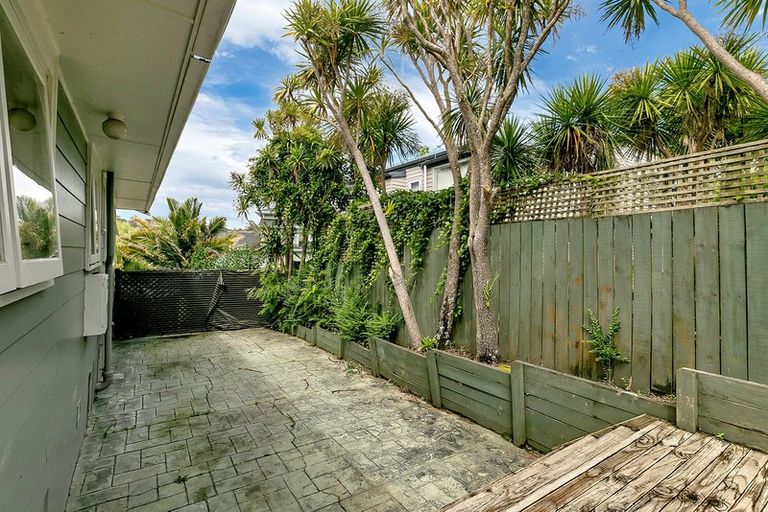 Photo of property in 1/5 Mchardy Place, Glenfield, Auckland, 0627