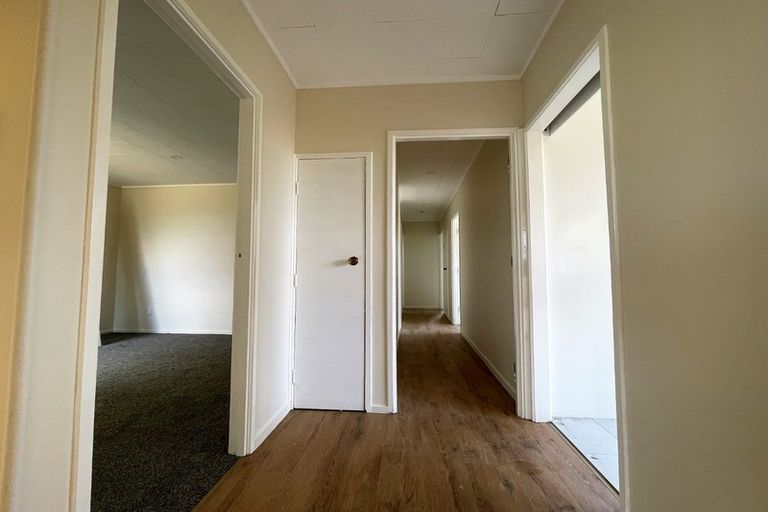 Photo of property in 13 Cockayne Crescent, Sunnynook, Auckland, 0620