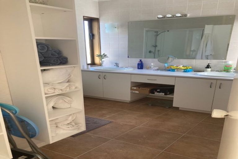 Photo of property in 1/18 Holdaway Avenue, Northcote, Auckland, 0627