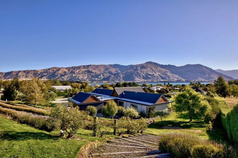 Photo of property in 251 Beacon Point Road, Wanaka, 9305