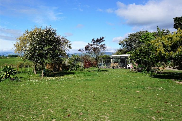 Photo of property in 82 Heatherlea West Road, Levin, 5575