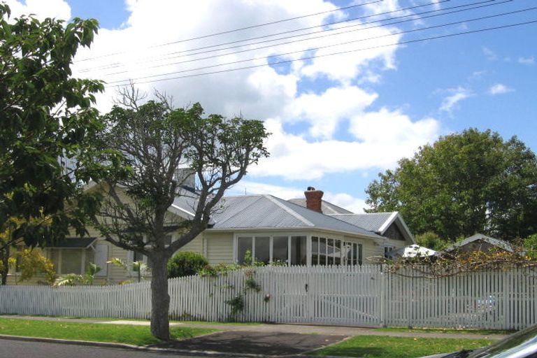 Photo of property in 32 Russell Street, Stanley Point, Auckland, 0624