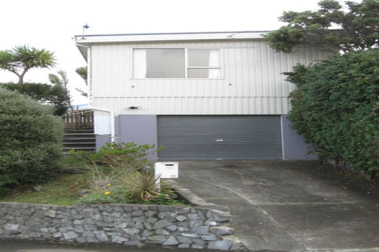 Photo of property in 62 Ruskin Road, Newlands, Wellington, 6037