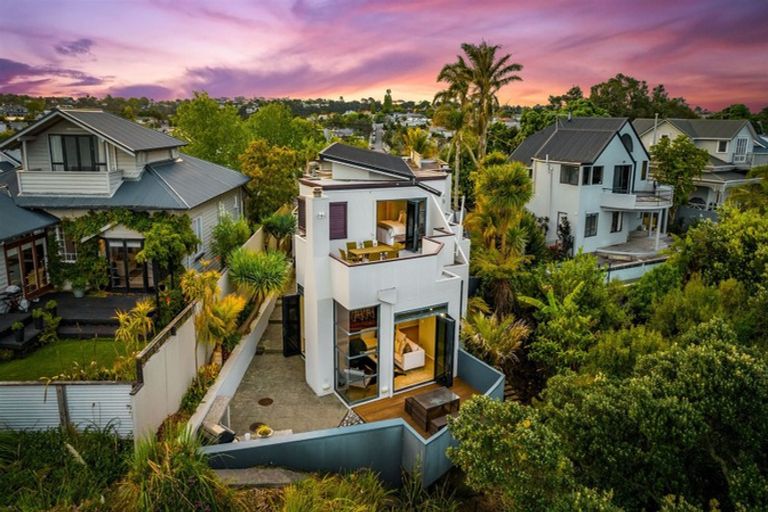 Photo of property in 11 Waimana Avenue, Northcote Point, Auckland, 0627