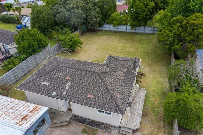 Photo of property in 100 Te Atatu Road, Te Atatu South, Auckland, 0610