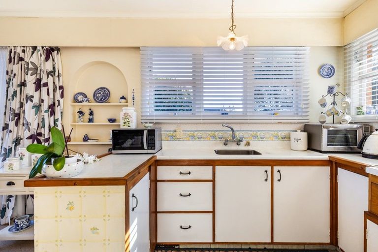 Photo of property in 12 Titoki Avenue, Waipahihi, Taupo, 3330