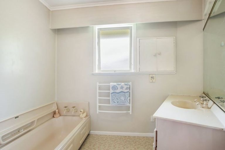 Photo of property in 10 Scanlen Terrace, Kelston, Auckland, 0602
