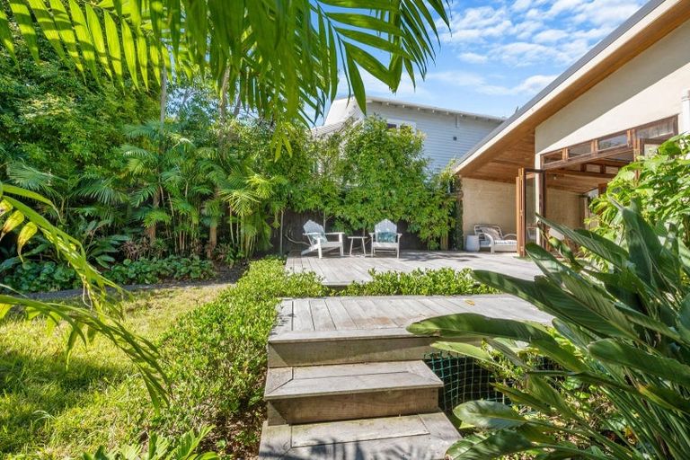 Photo of property in 107 Vauxhall Road, Narrow Neck, Auckland, 0624