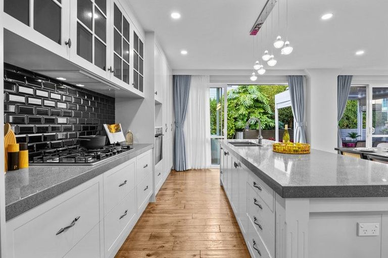 Photo of property in 4b Hilton Close, Fairview Heights, Auckland, 0632