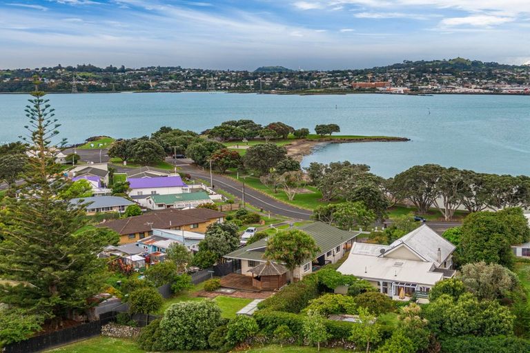 Photo of property in 26 Kiwi Esplanade, Mangere Bridge, Auckland, 2022