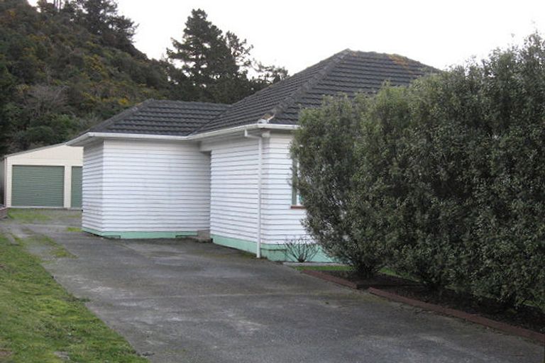 Photo of property in 10 Davis Grove, Wainuiomata, Lower Hutt, 5014