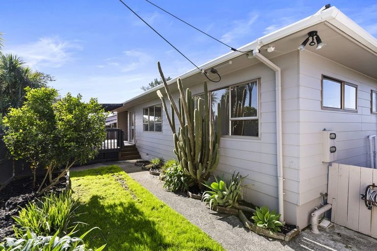 Photo of property in 27 Ferry Parade, Herald Island, Auckland, 0618