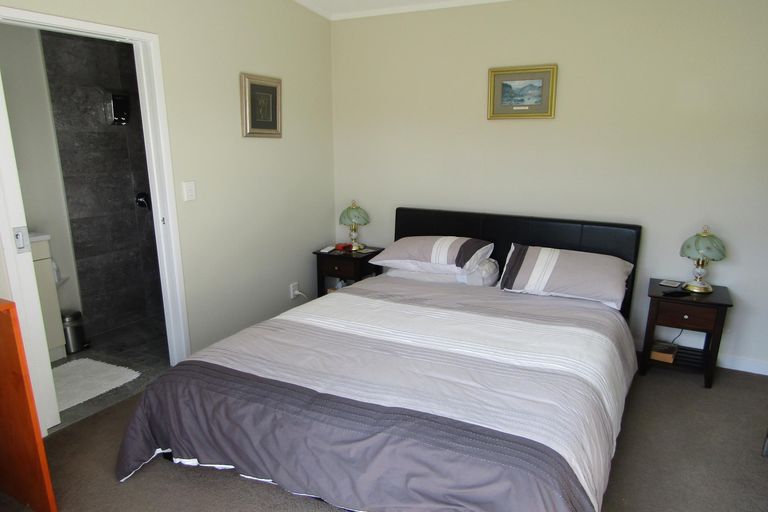 Photo of property in Apple Bnb, 3 Kaipatiki Rise, Haruru, 0204