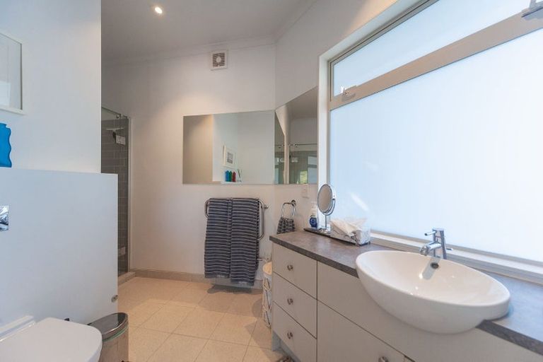 Photo of property in 11 Curnow Way, Kaiwharawhara, Wellington, 6035