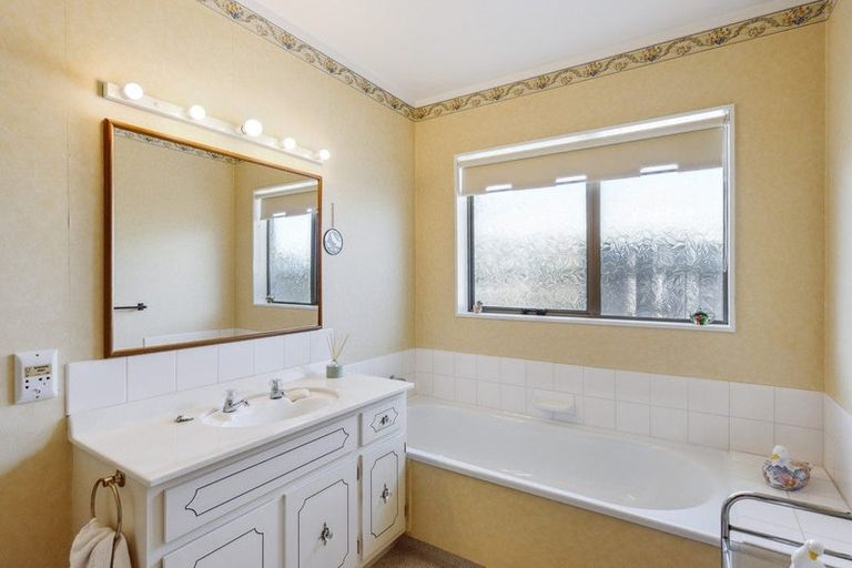 Photo of property in 50b Rewarewa Crescent, Waikanae, 5036