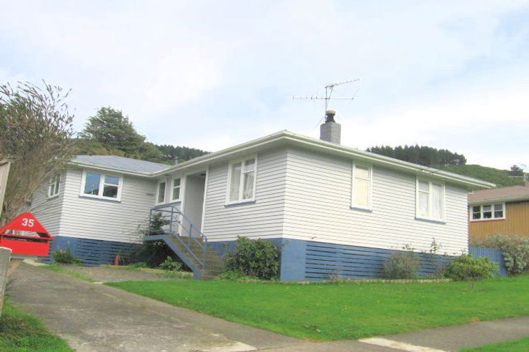 Photo of property in 35 Victory Crescent, Tawa, Wellington, 5028