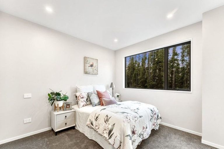 Photo of property in 15 Don Oliver Lane, Glen Eden, 0602