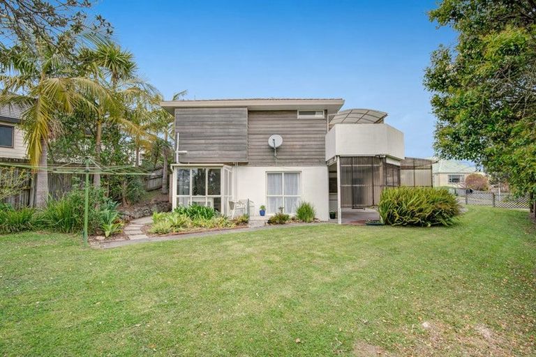 Photo of property in 12 Mandeville Place, Unsworth Heights, Auckland, 0632