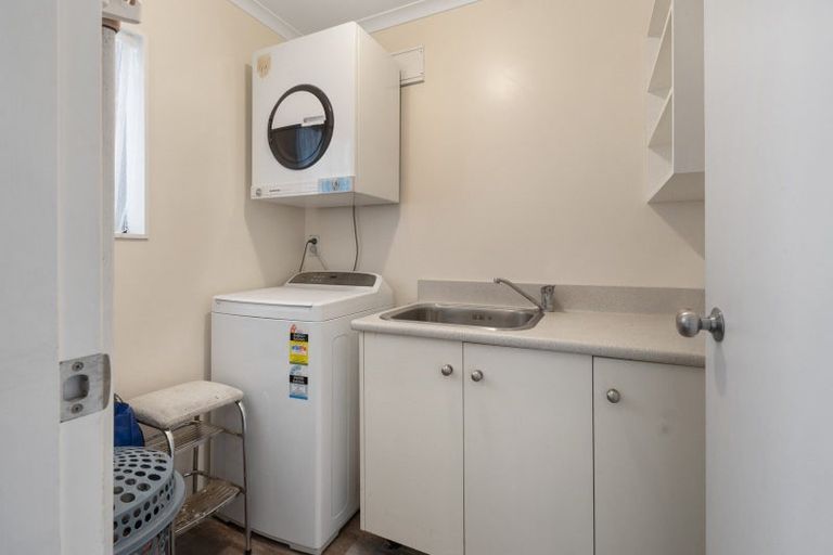 Photo of property in 8 Sunshine Place, Kelvin Grove, Palmerston North, 4414